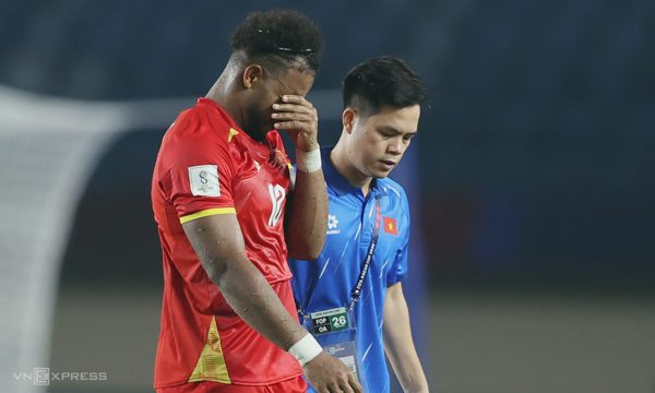Xuân Son bật khóc khi rời sân ở FIFA ASEAN Cup