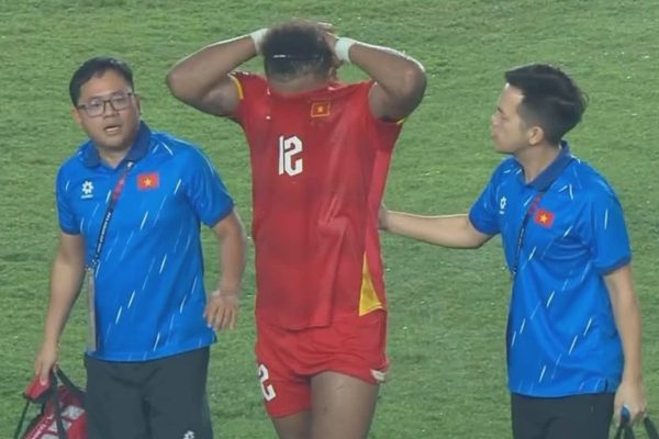 Xuân Son bật khóc rời sân, nguy cơ nghỉ hết giải FIFA ASEAN Cup