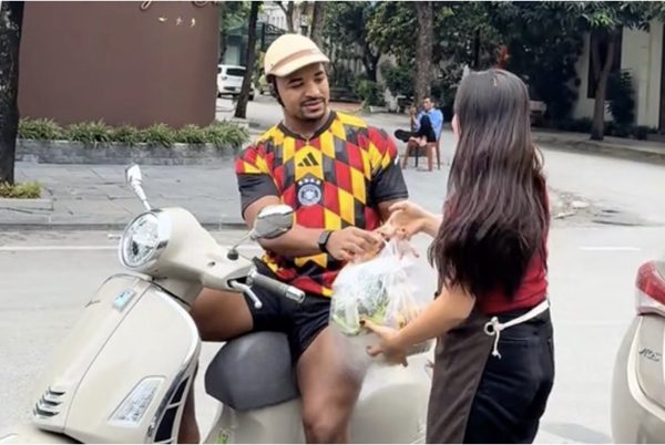 Xuân Son mua 5 suất bún chả, chủ quán nhất quyết không lấy tiền