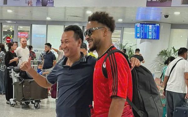 Xuân Son về đến Hà Nội, bắt đầu điều trị chấn thương
