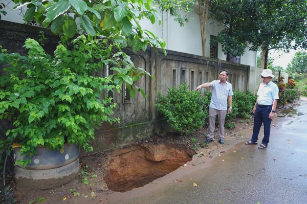 Xuất hiện hố sụt sâu 3m bên cạnh nhà dân sau tiếng động lớn