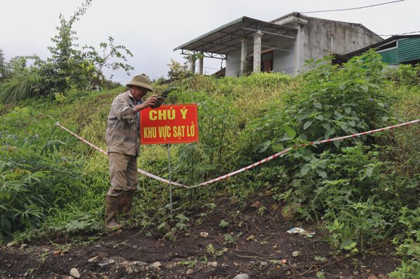 Xuất hiện vết nứt dài 8m, nguy cơ sạt lở ở Lâm Đồng