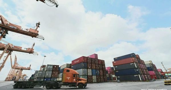 Xuất nhập khẩu vượt mốc 825 tỉ USD