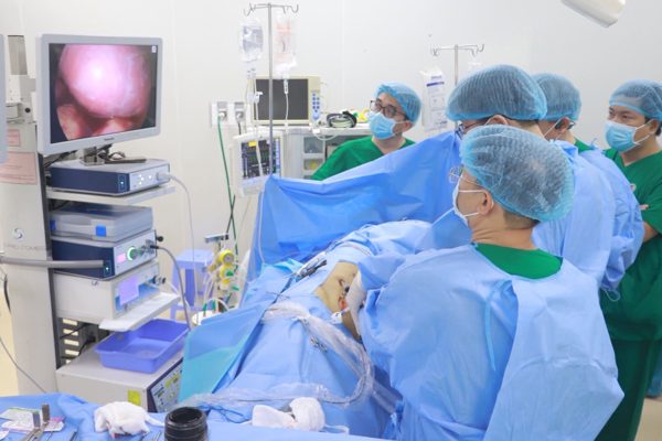 Xúc động 2 ca chồng hiến thận cho vợ, cha hiến thận cho con ở một bệnh viện