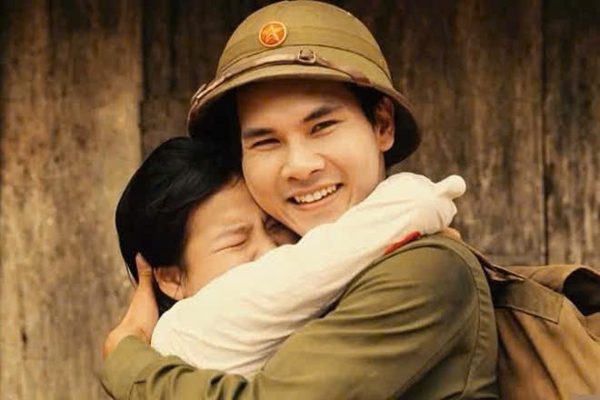 Xúc động bức ảnh tái hiện liệt sĩ Huỳnh Văn Quên ôm vợ vào lòng