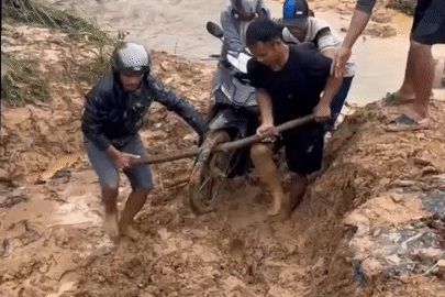 Xúc động cảnh người dân khiêng xe giúp giáo viên vượt suối đến lớp