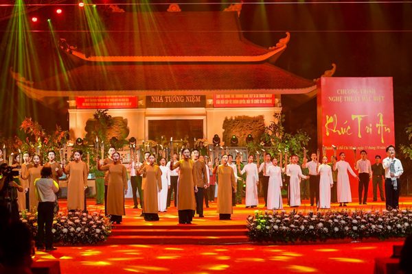 Xúc động đêm tri ân ở công viên Lê Thị Riêng trước giờ an táng 731 hài cốt liệt sĩ