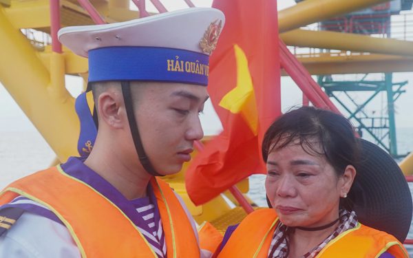 Xúc động hai phụ huynh vượt biển thăm con ở nhà giàn DK1/10