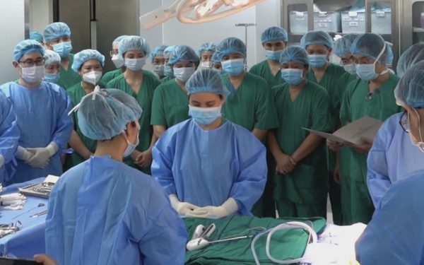 Xúc động hình ảnh y bác sĩ tiễn biệt đồng nghiệp chết não trước giờ hiến tạng