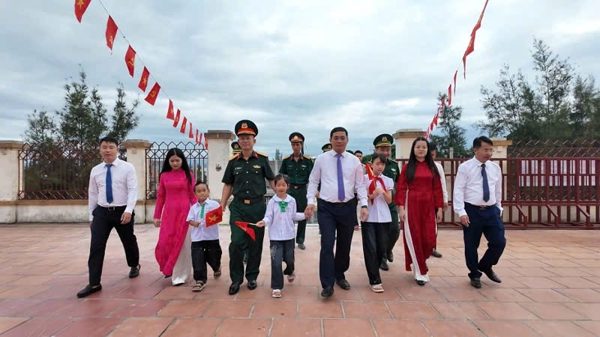 Xúc động lễ khai giảng nơi đảo xa