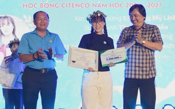 Xúc động lễ trao học bổng đêm Trung thu cho con em công nhân vệ sinh môi trường