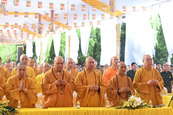 Xúc động lễ tưởng niệm hơn 2.000 anh hùng liệt sĩ tại Nghĩa trang liệt sĩ quốc tế Đồng Tâm