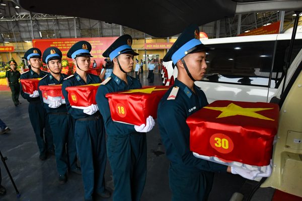 Xúc động máy bay quân sự chở đợt lớn nhất: 15.401 mẫu hài cốt liệt sĩ ra Hà Nội