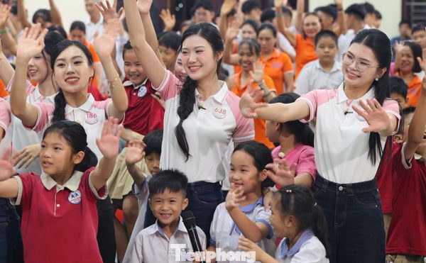 Xúc động thí sinh Hoa hậu Việt Nam bên trẻ em Làng SOS Hải Phòng