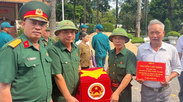 Xúc động tiễn đưa hài cốt liệt sĩ Nguyễn Văn Thơm về quê hương