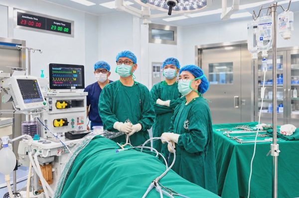 Xương cá xuyên thành thực quản, mắc kẹt trong vùng hạ họng suốt 16 ngày