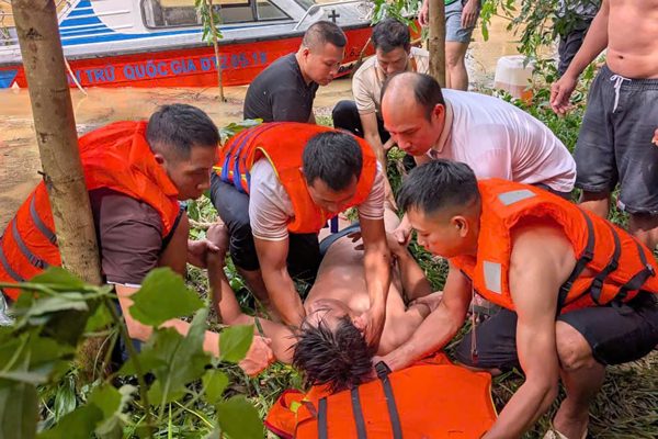 Xuồng chở bệnh nhân đi cấp cứu gặp nạn giữa dòng nước lũ, 7 người được cứu