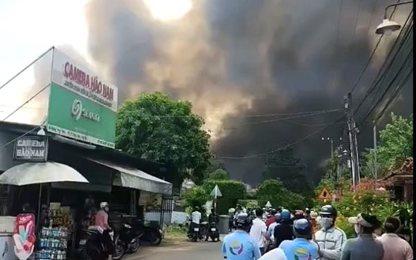 Xưởng sơn lớn của công ty gỗ ở Đồng Nai bùng cháy dữ dội