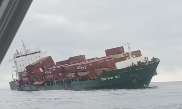 Xuồng tự sát liên tiếp tấn công, đánh chìm tàu hàng giữa biển Đen
