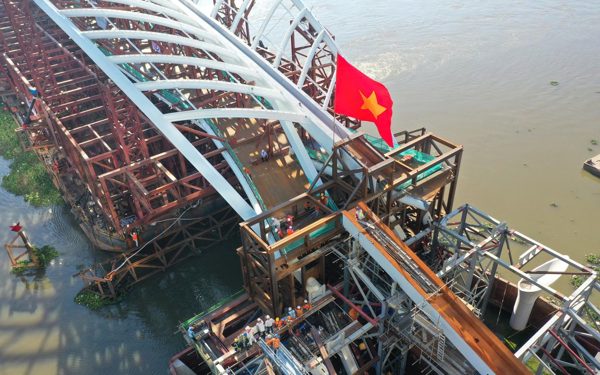 Xuyên đêm chuẩn bị hợp long cầu đi bộ qua sông Sài Gòn