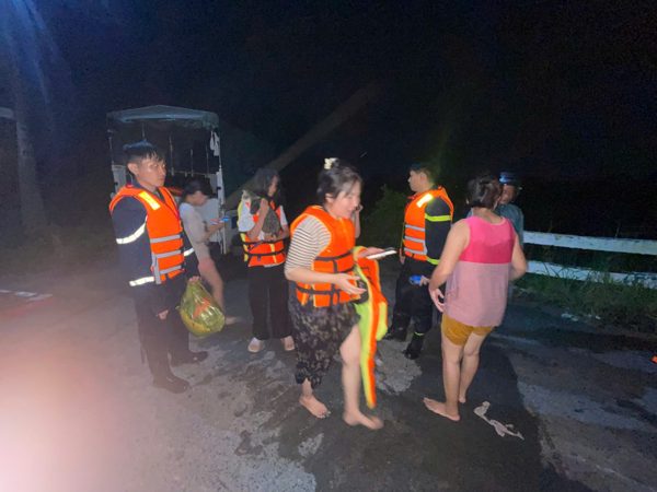 Xuyên đêm cứu 12 người mắc kẹt giữa dòng nước xiết ở TPHCM