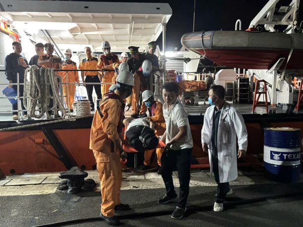 Xuyên đêm đưa thuyền viên tàu Nhật Bản nguy kịch vào bờ cấp cứu