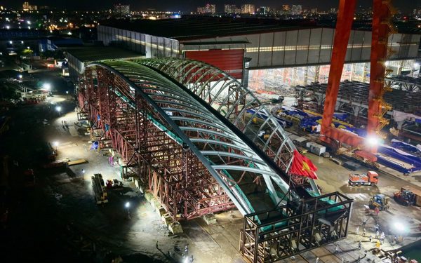 Xuyên đêm hạ thủy nhịp cầu đi bộ 3.400 tấn qua sông Sài Gòn