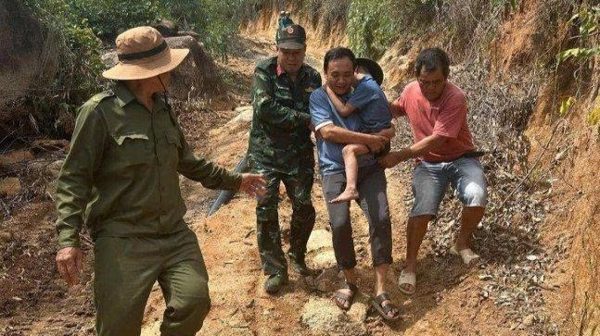 Xuyên đêm tìm kiếm cháu bé đi lạc trên núi ở Đắk Lắk