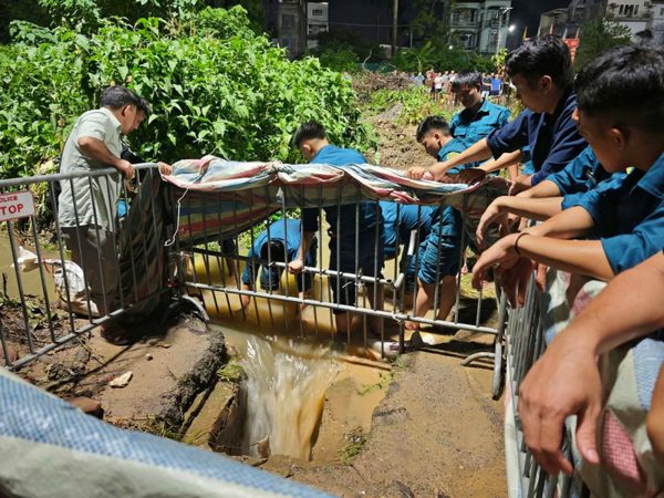 Xuyên đêm tìm kiếm nam sinh nghi mất tích khi qua đường ngập, xe máy mắc miệng cống