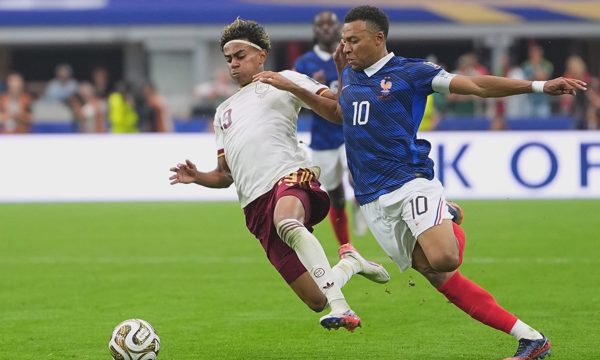 Yamal đáp trả Mbappe trong cuộc đua Quả Bóng Vàng