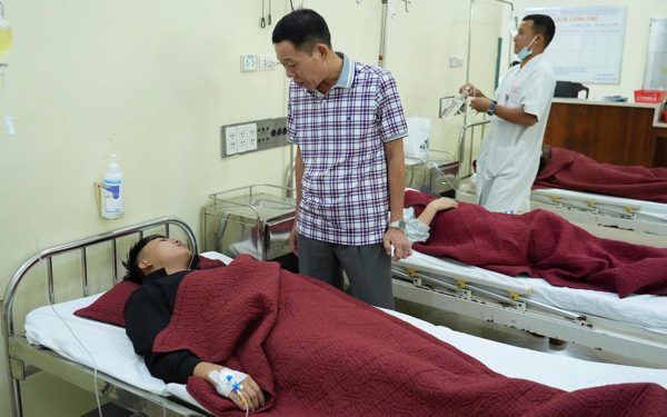 Yêu cầu điều tra vụ ngộ độc thức ăn 174 công nhân nhập viện
