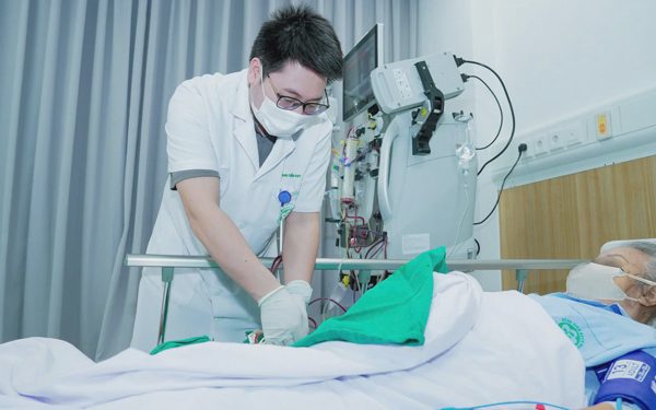 Yếu dần tay chân, nuốt khó, dấu hiệu bệnh thần kinh nguy hiểm bị nhầm với thoát vị đĩa đệm