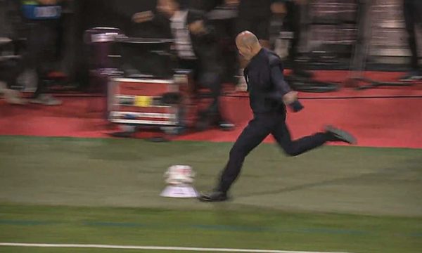 Zidane sút bóng ăn mừng trận Pháp thắng Bỉ